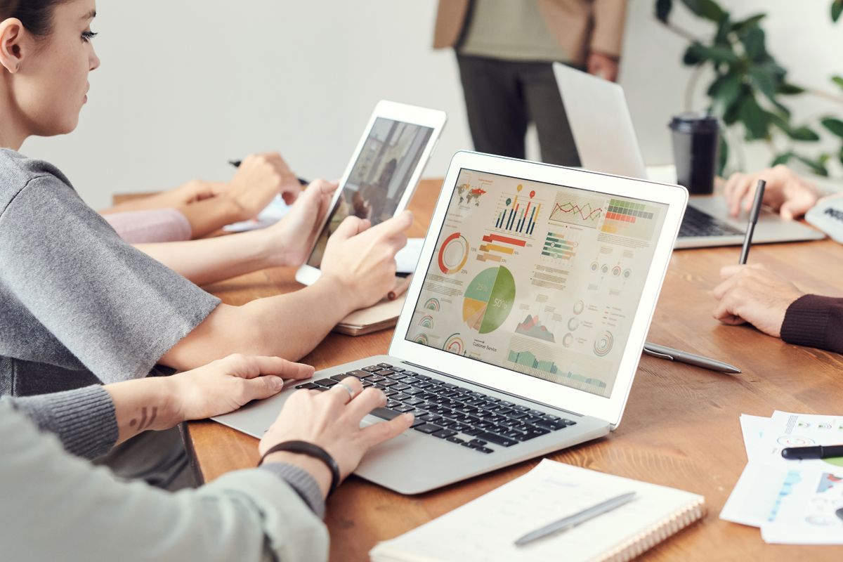 Equipe trabalhando em estratégia de marketing digital